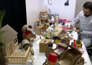 Atık Malzemelerden Lösemili Çocuklara Oyuncak Yapıyor