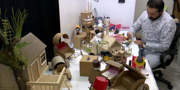 Atık Malzemelerden Lösemili Çocuklara Oyuncak Yapıyor