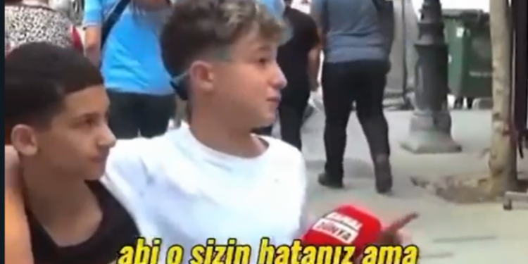 14 yaşındaki çocuk sokak röportajında 'Bizden bitti' diyen 60 yaşındaki adama isyan etti: 'Siz düzeltecektiniz abi'