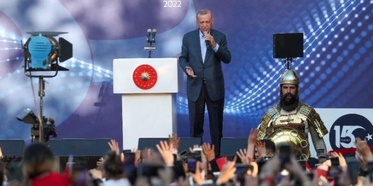 15 Temmuz mitinginde sayı tartışması: Yandaş gazeteler on binler diyor ama... '4-5 bin kişi vardı'