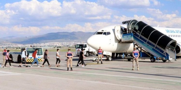 6 ayda 52 bin düzensiz göçmen ülkelerine gönderildi