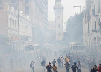 Halk Sri Lanka’da hükümet binasını bastı