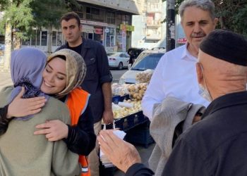 AKP ilçe başkanı polise parti broşürü taşıttı
