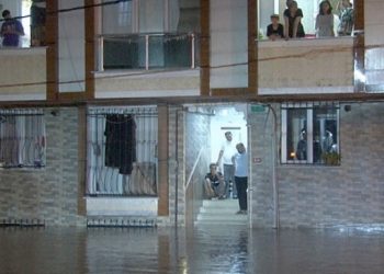 İstanbul’da sağanak yağış: Ev ve işyerleri sular altında kaldı