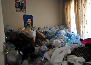 9 yaşındaki çocuk çöp evde bir yıl boyunca kilitli kalmış