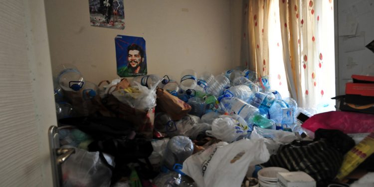 9 yaşındaki çocuk çöp evde bir yıl boyunca kilitli kalmış