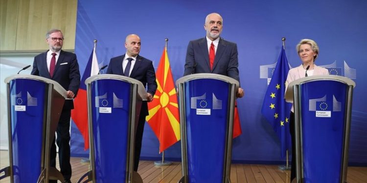 AB, Arnavutluk ve Kuzey Makedonya ile üyelik müzakerelerine başladı