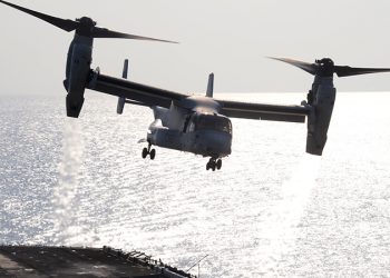 ABD savaş gemisine iniş yaptığı sırada düşen askeri uçağın görüntüleri ortaya çıktı