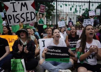 ABD'de binlerce kişi Yüksek Mahkeme'nin kürtaj kararına karşı sokağa çıktı