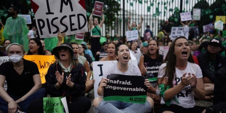 ABD'de binlerce kişi Yüksek Mahkeme'nin kürtaj kararına karşı sokağa çıktı