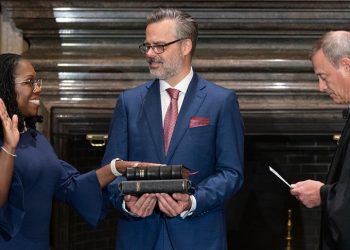 ABD'nin ilk siyah kadın Yüksek Mahkeme Yargıcı Brown-Jackson görevine başladı