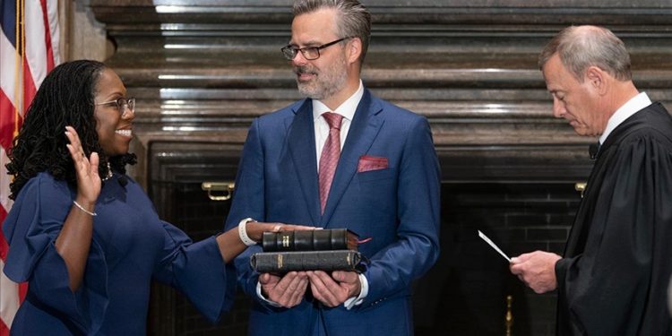 ABD'nin ilk siyah kadın Yüksek Mahkeme Yargıcı Brown-Jackson görevine başladı