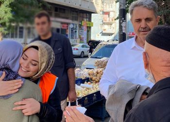 AKP ilçe başkanı kendisini koruyan polise parti broşürü taşıttı