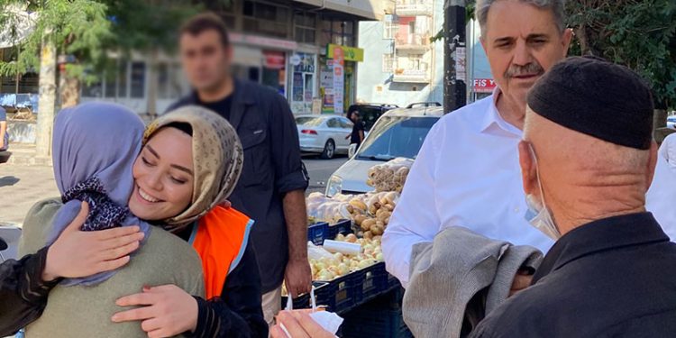 AKP ilçe başkanı kendisini koruyan polise parti broşürü taşıttı