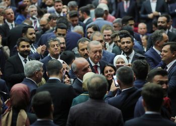 AKP kendi mutlu azınlığını oluşturdu: Geçim şartları iyileşenlerin oranı yüzde 10