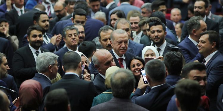 AKP kendi mutlu azınlığını oluşturdu: Geçim şartları iyileşenlerin oranı yüzde 10