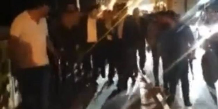 AKP’li Savcı Sayan kalaşnikof silahlarla yürüdü