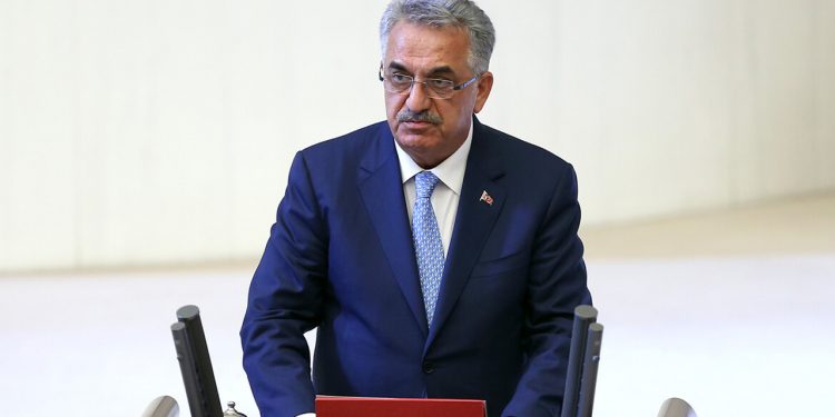 AKP’li Yazıcı doktorları hedef aldı: Bir hekim yatakta olan hastasını bırakamaz