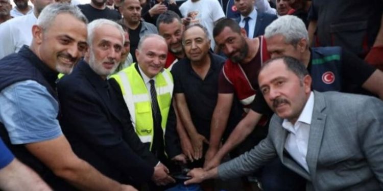 AKP'li belediyenin '24 saatte kesintiyi çözeriz' dediği Düzce’de yurttaşlar dağ kaynaklarında su arıyor