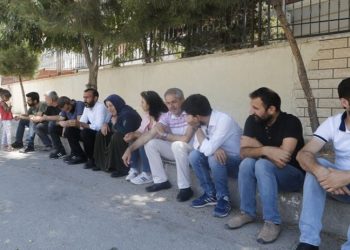 Adalet Nöbeti’ni sürdüren Şenyaşar ailesine bayram ziyaretleri: Adaletin yerini bulması gerekiyor