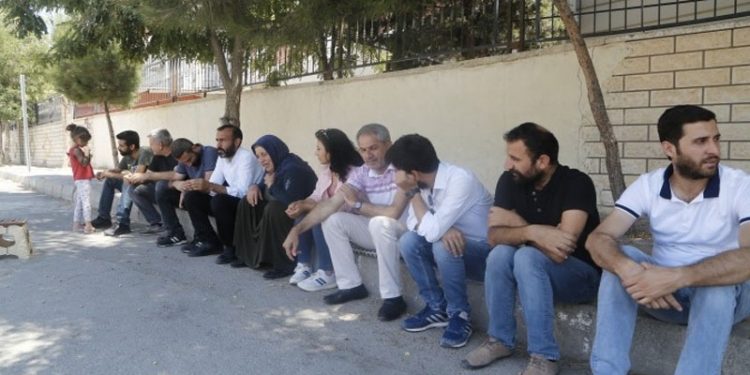 Adalet Nöbeti’ni sürdüren Şenyaşar ailesine bayram ziyaretleri: Adaletin yerini bulması gerekiyor