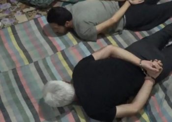 Adana’da polis bağ evinde KHK’lıları gözaltına aldı, cep telefonu ve kitap sergiledi