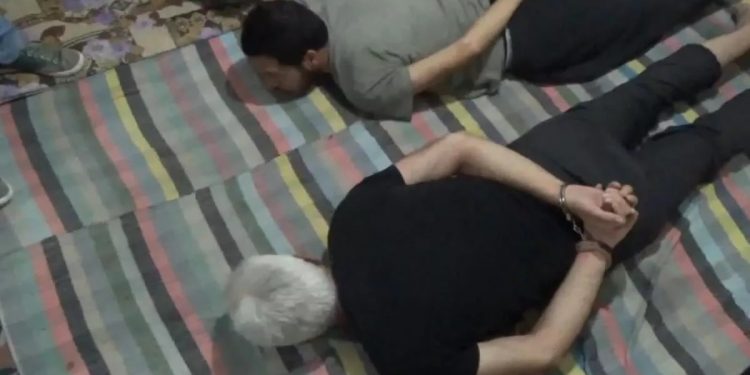 Adana’da polis bağ evinde KHK’lıları gözaltına aldı, cep telefonu ve kitap sergiledi