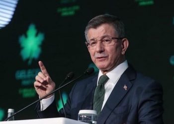 Ahmet Davutoğlu’ndan Erdoğan’a çağrı: Gelin, yüzleşelim! Siz prompter kullanın, ben yüreğimle konuşacağım