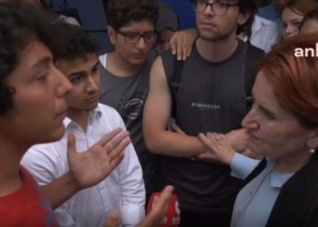 Akşener, kendi küpelerini bir gence hediye etti