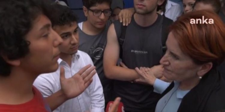 Akşener, kendi küpelerini bir gence hediye etti