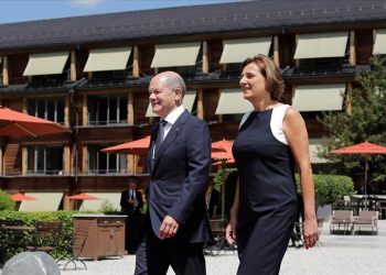 Almanya Başbakanı Scholz'un eşinin çöpe attığı resmi G7 belgelerini komşular bulmuş