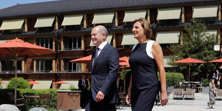 Almanya Başbakanı Scholz'un eşinin çöpe attığı resmi G7 belgelerini komşular bulmuş