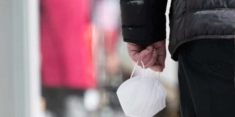 Almanya'da sonbaharda maske zorunluluğu geri geliyor