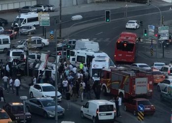 Ambulans kaza yaptı, ortalık savaş alanına döndü