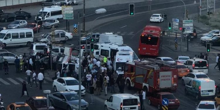 Ambulans kaza yaptı, ortalık savaş alanına döndü