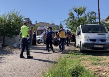 Aracıyla geri manevra yaparken hastaneye götürmek istediği annesini ezdi