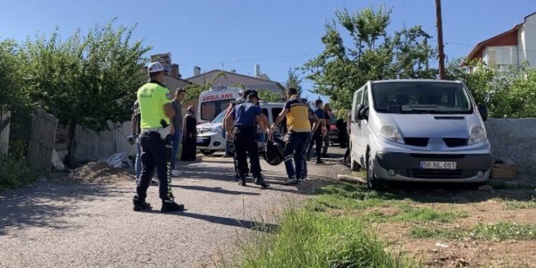 Aracıyla geri manevra yaparken hastaneye götürmek istediği annesini ezdi