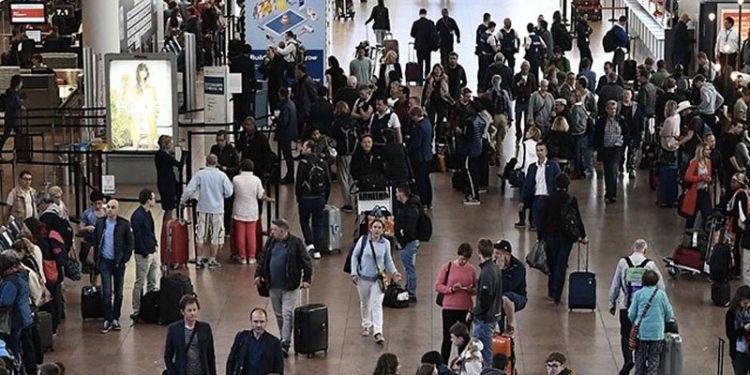 Araştırma: Yurtdışına ‘5 yıla kalmaz giderim’ diyen gençlerin yarısı üniversiteli