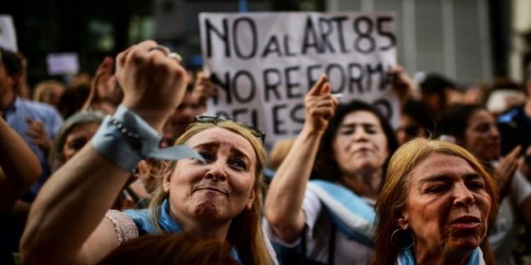 Arjantin'de IMF protestosu: Cumhurbaşkanı sarayına doğru yürüyüşe geçen halka 'birlik' çağrısı