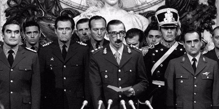 Arjantin'de darbe dönemi subaylarına insanlığa karşı suçtan hapis cezası