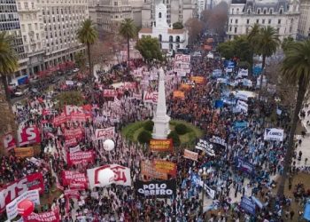 Arjantin'de de ekonomik kriz halkı sokağa d&ouml;kt&uuml;
