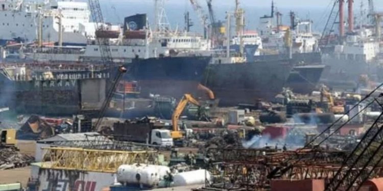 Asbestli gemiye verdiği izni geri çekmesi için Çevre Bakanlığı’na her kesimden baskı: İstemiyoruz