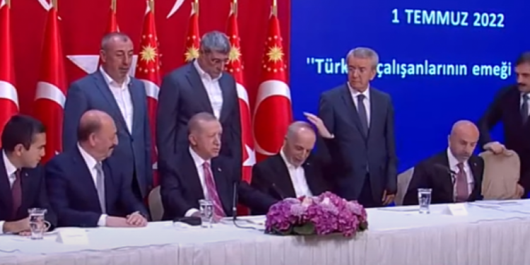 Asgari ücret toplantısında Erdoğan'dan Türk-İş Başkanı Atalay'a: 'Senin başında da saç kalmadı ya'