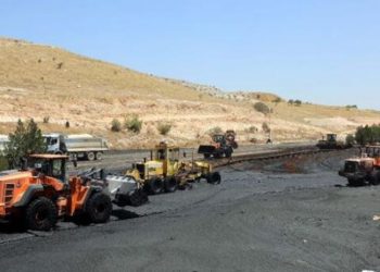 Atık havuzunun çamur deryasına dönüştürdüğü otoyol temizleniyor