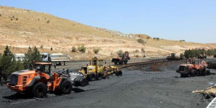 Atık havuzunun çamur deryasına dönüştürdüğü otoyol temizleniyor