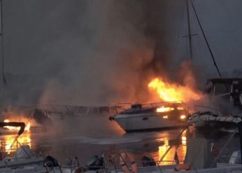 Avcılar balıkçı barınağında 7 tekne alev alev yandı