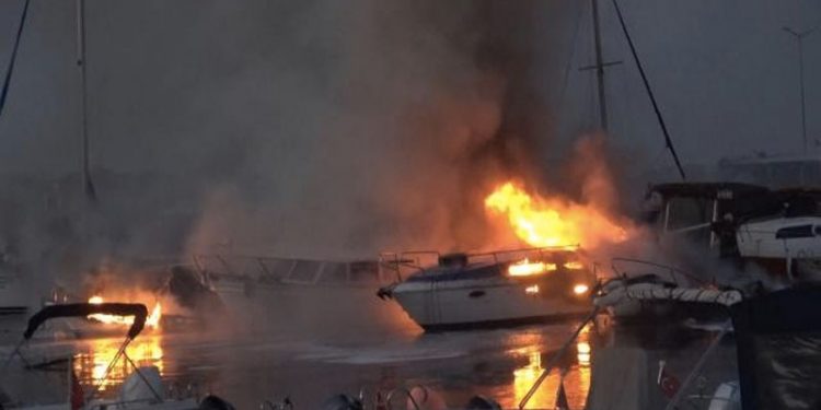 Avcılar balıkçı barınağında 7 tekne alev alev yandı