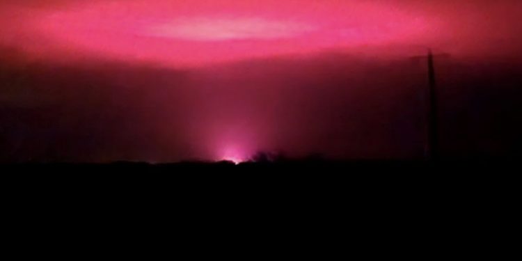 Avustralya'da gökyüzünü kaplayan gizemli pembe ışığın kaynağı kenevir fabrikası çıktı