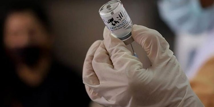 Aynı şırıngayla 30 öğrenciye Covid-19 aşısı yapıldı