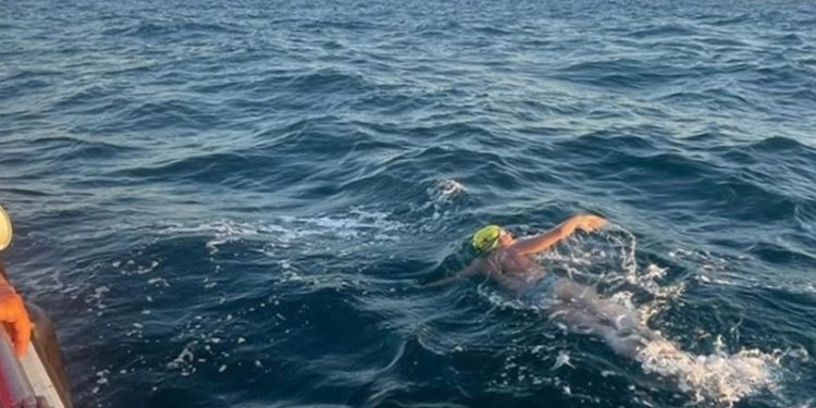 Aysu Türkoğlu, Manş Denizi'ni 16 saat 28 dakikada geçerek rekor kırdı